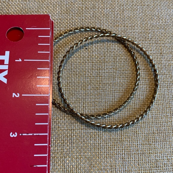 Two twisted gold tone bangles - Picture 3 of 6